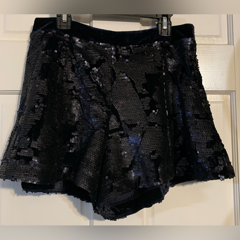 069 NWT J by J.O.A. Sequin Flared Shorts in Black, Medium - Picture 4 of 6